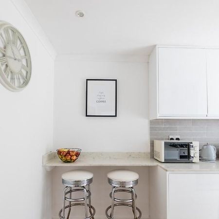 Gorgeous Modern Apartment Near Redhill Station Inc Private Garden & Parking Екстер'єр фото