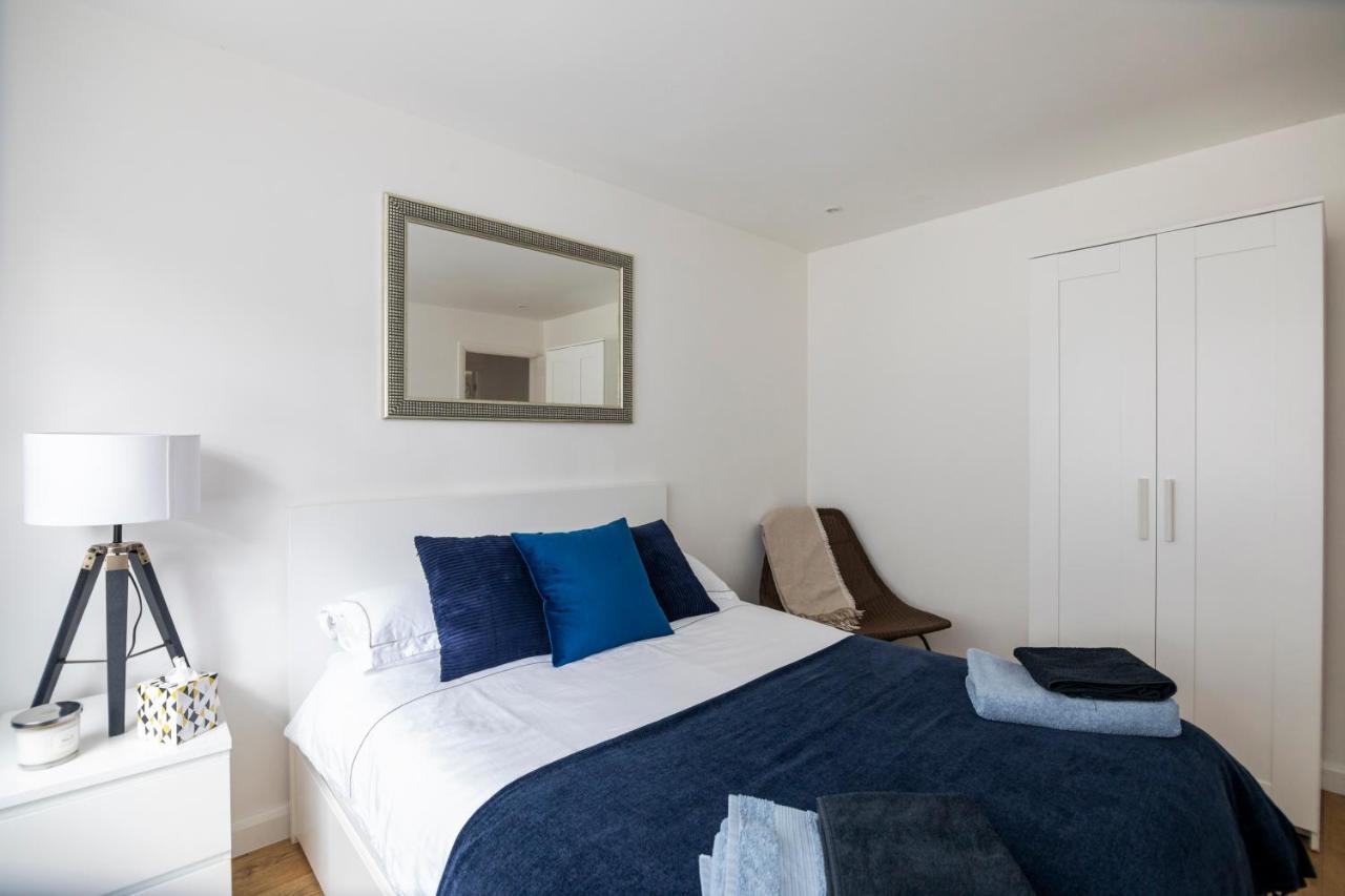 Gorgeous Modern Apartment Near Redhill Station Inc Private Garden & Parking Екстер'єр фото