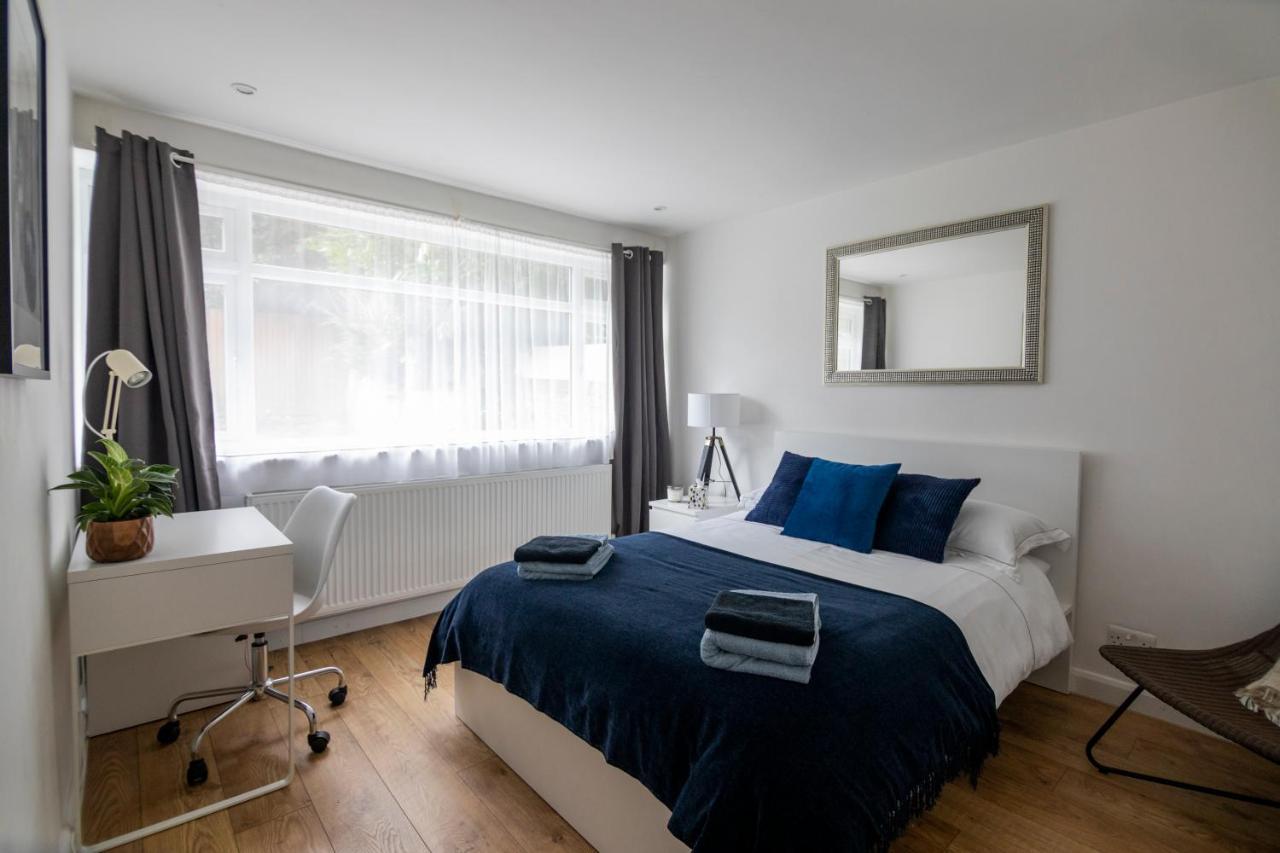 Gorgeous Modern Apartment Near Redhill Station Inc Private Garden & Parking Екстер'єр фото