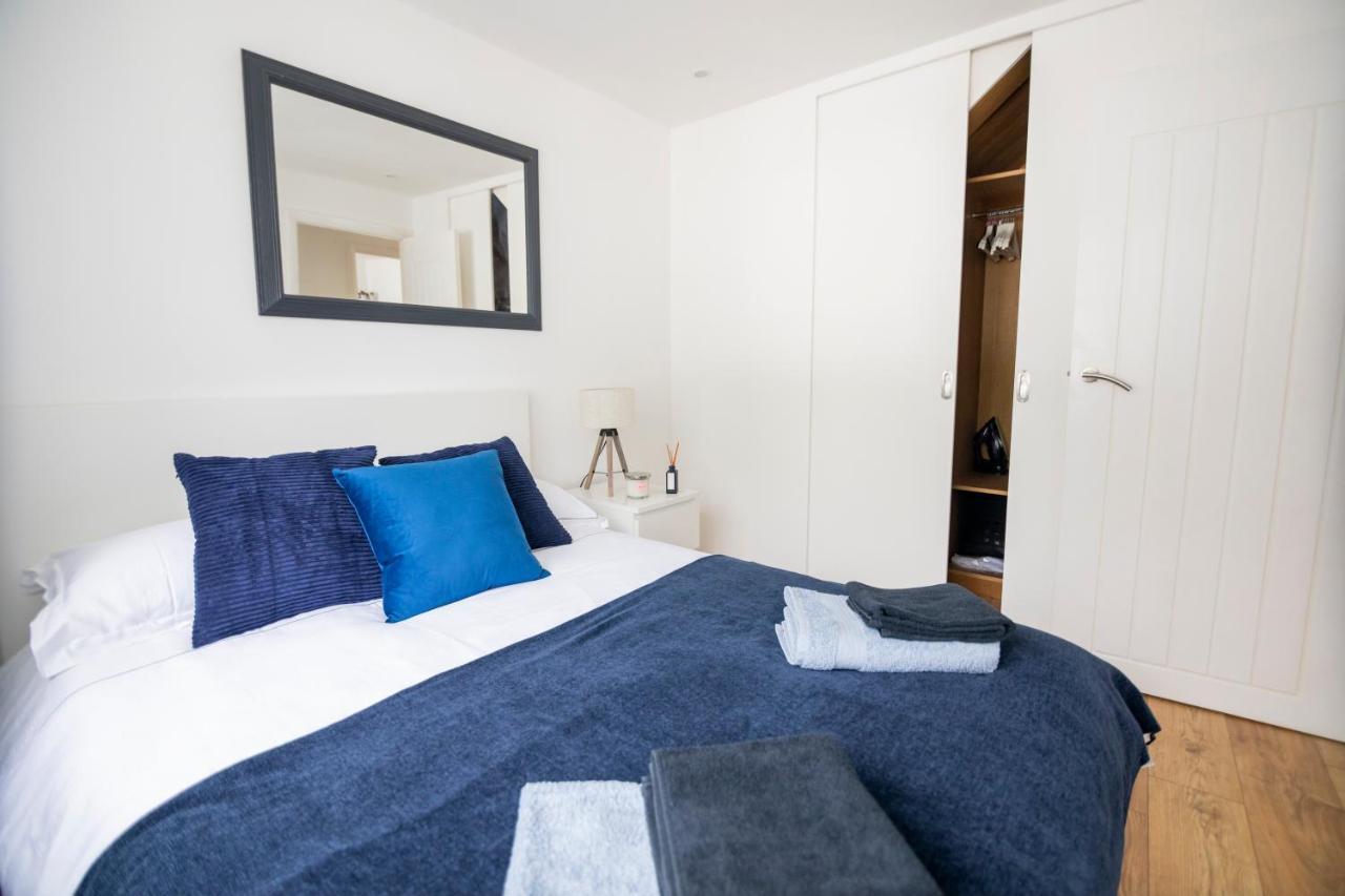 Gorgeous Modern Apartment Near Redhill Station Inc Private Garden & Parking Екстер'єр фото