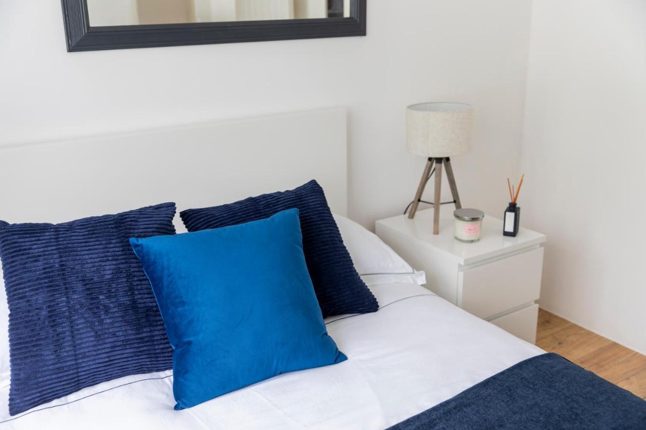 Gorgeous Modern Apartment Near Redhill Station Inc Private Garden & Parking Екстер'єр фото