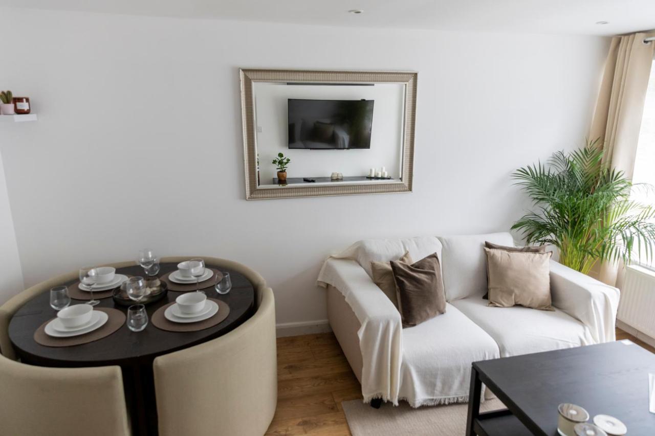 Gorgeous Modern Apartment Near Redhill Station Inc Private Garden & Parking Екстер'єр фото