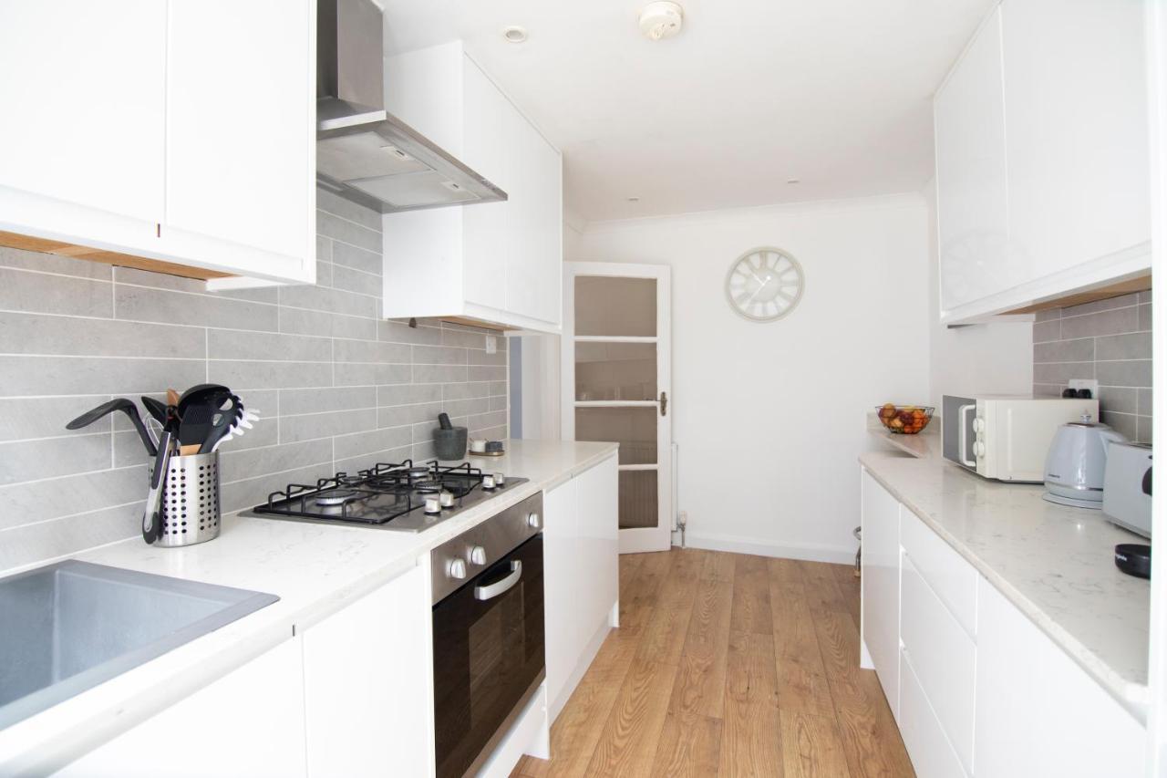 Gorgeous Modern Apartment Near Redhill Station Inc Private Garden & Parking Екстер'єр фото