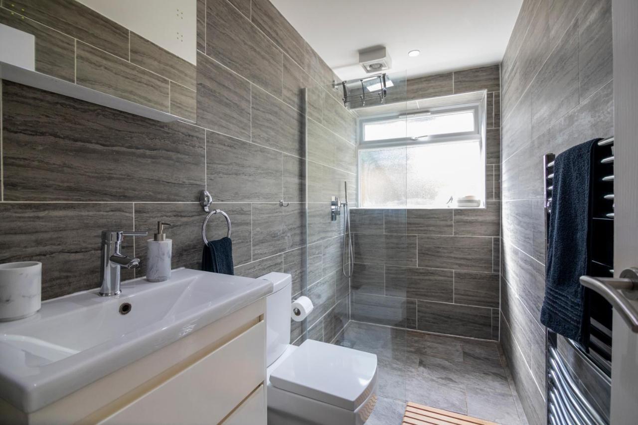 Gorgeous Modern Apartment Near Redhill Station Inc Private Garden & Parking Екстер'єр фото