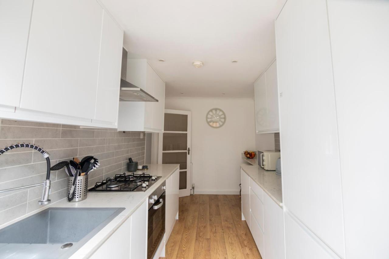 Gorgeous Modern Apartment Near Redhill Station Inc Private Garden & Parking Екстер'єр фото