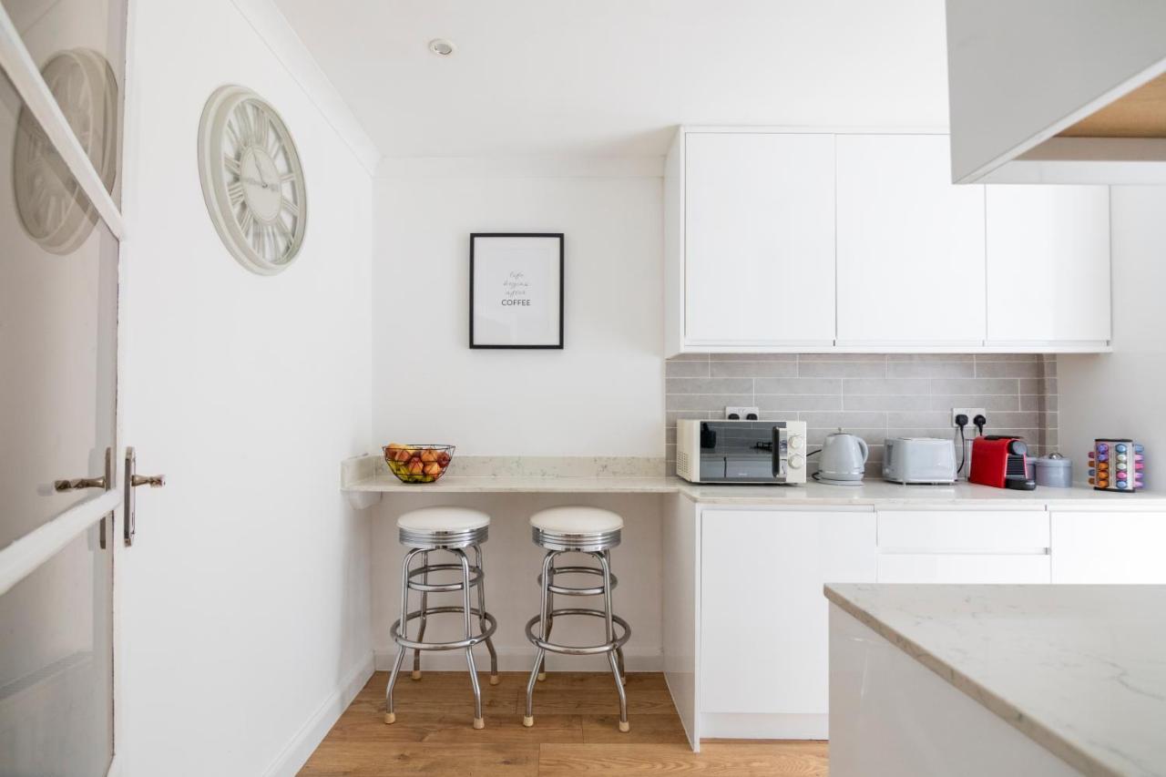 Gorgeous Modern Apartment Near Redhill Station Inc Private Garden & Parking Екстер'єр фото
