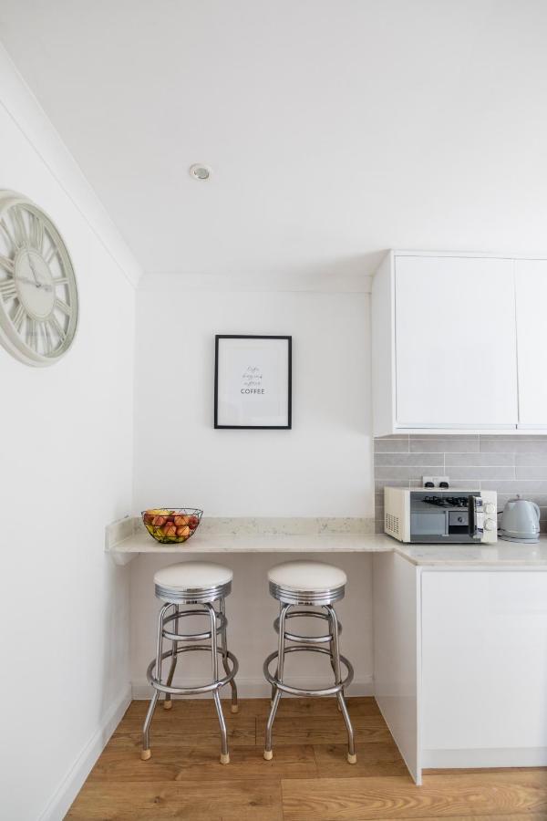 Gorgeous Modern Apartment Near Redhill Station Inc Private Garden & Parking Екстер'єр фото
