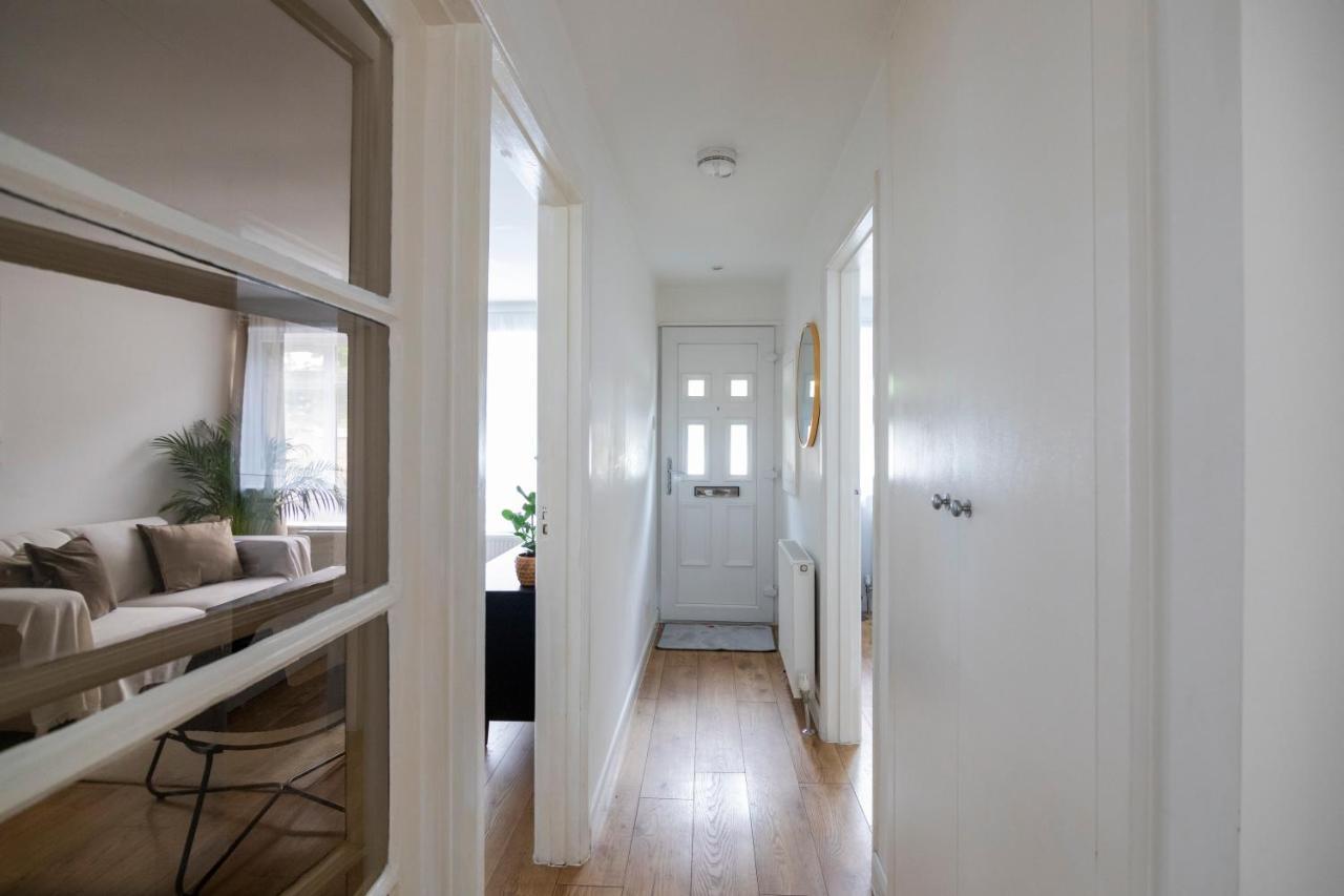 Gorgeous Modern Apartment Near Redhill Station Inc Private Garden & Parking Екстер'єр фото