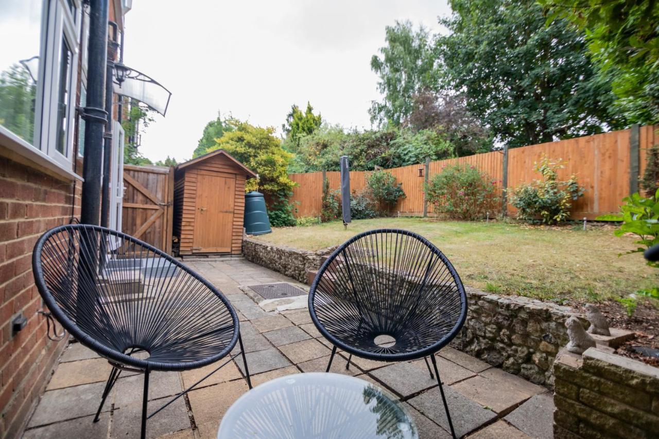 Gorgeous Modern Apartment Near Redhill Station Inc Private Garden & Parking Екстер'єр фото